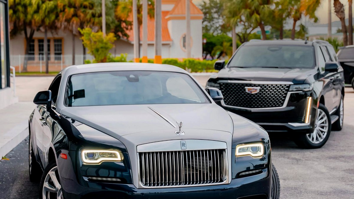 carousel_01_luxury_sedan_street