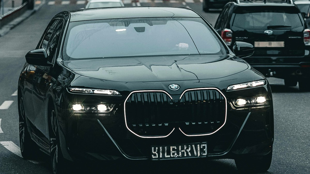 carousel_03_black_sedan_city_drive