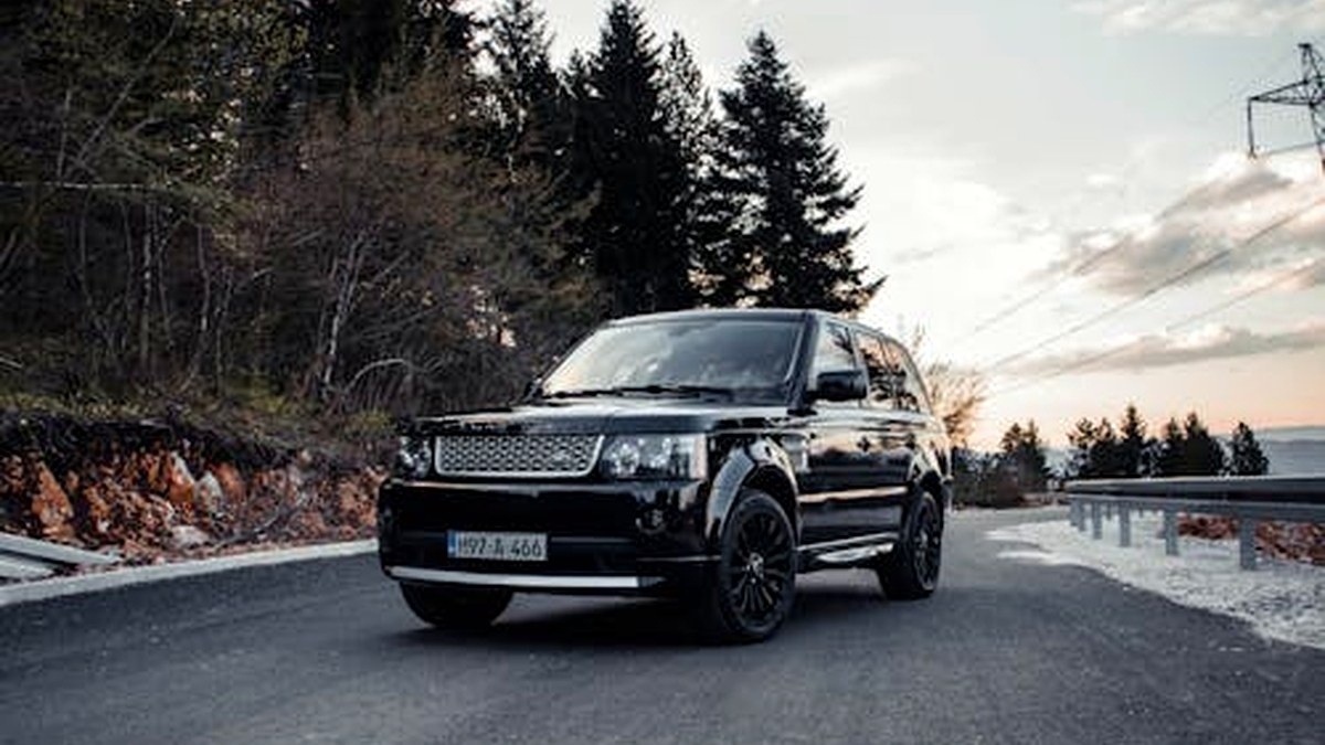 carousel_06_black_suv_scenic_road