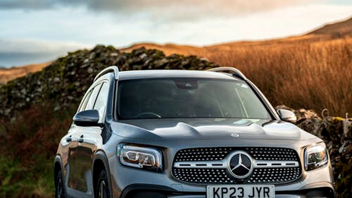 carousel_07_luxury_suv_mountain